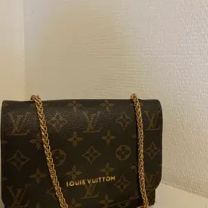 Säljer min Louis Vuitton väska (ej äkta). Skriv för intresse eller fler bilder 💵-200kr