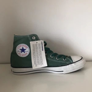 Nya Converse Gröna - Säljer mina superfina gröna converse igen pga oseriös köpare. De har aldrig någonsin används och har till och med klistermärken och lapp kvar. Säljer pga att de är förstora för mig, vid frågor eller behov av fler bilde bara skriv💞