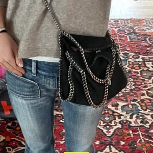 Stella mc cartney väska.  - Kollar intresset svarta stella väska i modellen falabella mini tote. Köptes på plick men har ej förändrats utseende mäktigt från när den köptes. Kedjorna kan behlva lite kärlek men inget man tänker på ! öppen för byte mot andra väskor!❤️