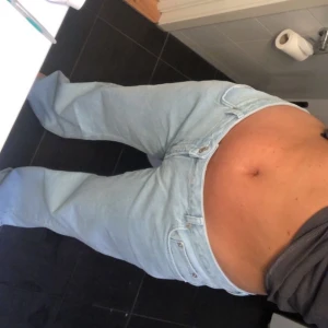 Jeans  - Otroliga jeans från NA-KD, low waist och baggy. Perfekt ljusblå tvätt! 