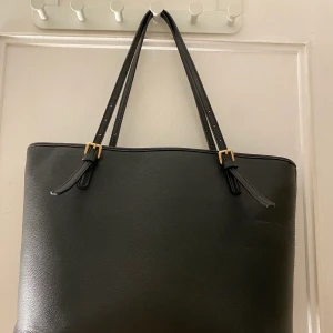 Väska - Säljer denna väska från H&M som inte kommer till användning. Skriv om frågor❤️