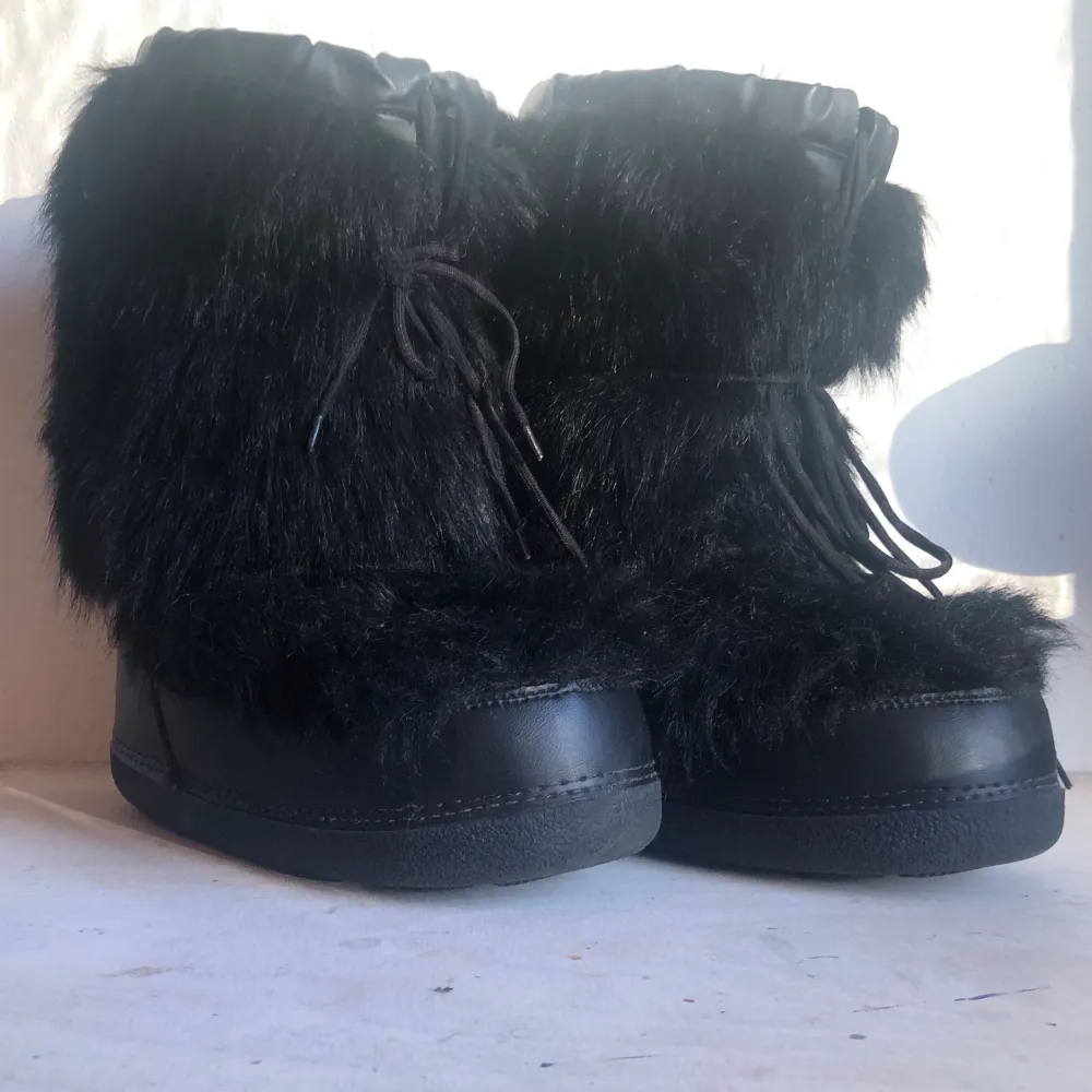 Moonboots liknande boots med fuskpäls. Köpta förra året men änvändes aldrig. Supermysiga och bekväma. Skriv om du har några frågor💕. Skor.