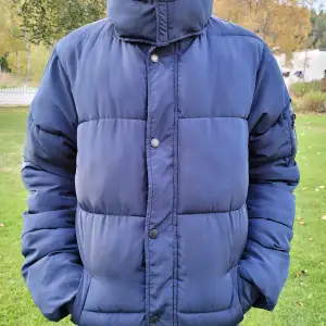 Säljer en Sweet sktbs jacka som är go att ha nu i vinter. Den är i bra skick och storlek S. 
