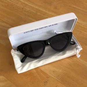 Chimi eyewear solglasögon - Svarta solglasögon från chimi, modell 006.