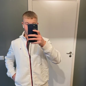 Vit Tommy hilfiger vindjack med luva  - Cond 8/10 finns en fläck annars jättebra skick perfekt till hösten och våren