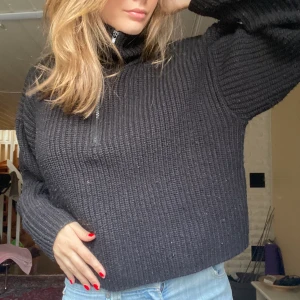 Weekday stickad tjocktröja!! - Super fin och varm svart stickad  tjocktröja från weekday perfekt till hösten!!😍🍂 super bra skick bara använd typ två gånger!❤️ köparen står för frakten!❤️ (osäker på fraktkostnad)
