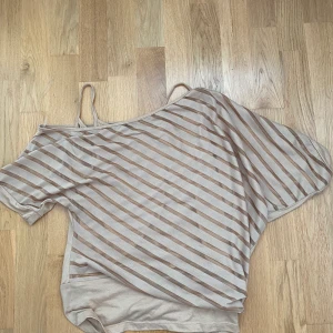 Off shoulder tröja - Otroligt fin off shoulder tröja från 2000-talet som inte har kommit till någon användning🫶🏼