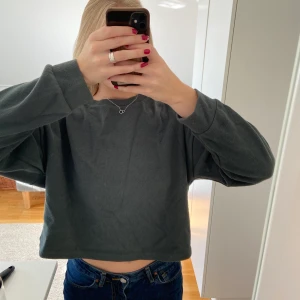 Grön tröja💓 - Mörkgrön tröja💓strl L men passar mig som är S perfekt så skulle säga mellan s-l