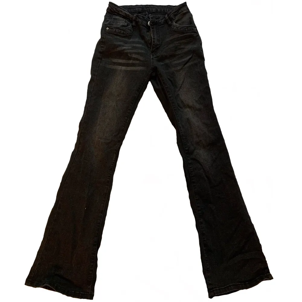 Lågmidjade jeans från shein, bara testade så inte använda. Midjemått 66 innerbenslängd 71. Köparen står för frakten!. Jeans & Byxor.