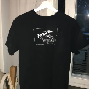 Mares tröja storlek M - En jätte snygg Mares tröja som år köpt i Västerås på deras konsert i sommras. Användt 1-2 gånger ändast så nästan som ny.  Köpt för 350 kr  Säljer för 220+ frakt 