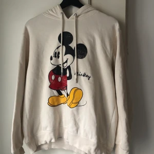 Hoodie med Musse Pigg-motiv - Hoodie med Musse Pigg. Knappt använd så är i mycket fint skick. 