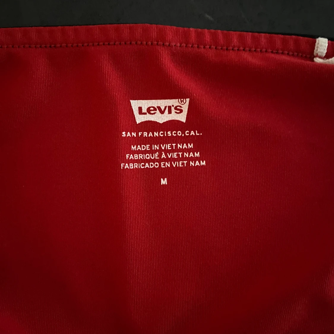 Röd topp med svarta axelband från Levis, strl. M - 90