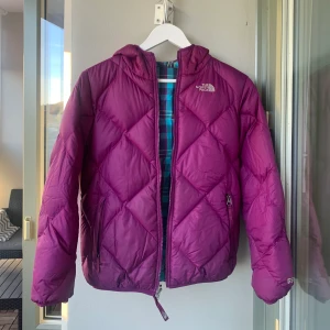 The North Face - Nu säljer jag min North Face jacka i härliga färger! Vändbar ”höst”jacka med luva. Använd mycket men behållt den i fint skick. 