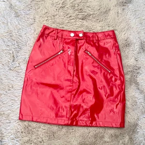 Lackkjol - Röd lackkjol i strl s men liten i storlek. Aldrig använd. 100kr + frakt 🥰 (kollar frakt vid köp)