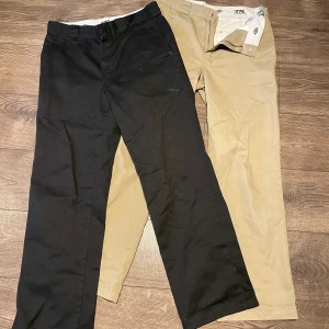 Dickies 874 32/32 - De svarta är lite mer slitna, beiga är bara använda fåtal gånger. Storlek 32/32