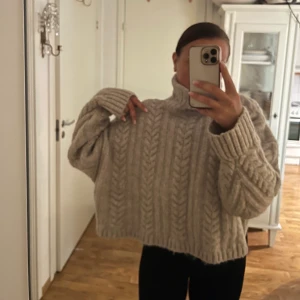 Croppad turleneck stickad tröja - Knappt använd  Strl L från stradivarius det 