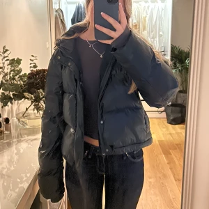 Jacka - Mörkgrön dunjacka från Mads Norgard! Med luva. Knappt använd. Perfekt till vintern när de blir kallare💚