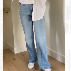 Jeans, Gina tricot  - Aldrig använt. Vida i benen men sitter tajtare uppe vid rumpan. Lite skrynkliga på bilden då det endast legat i garderoben. Nypriset var 599,- om jag inte minns fel.