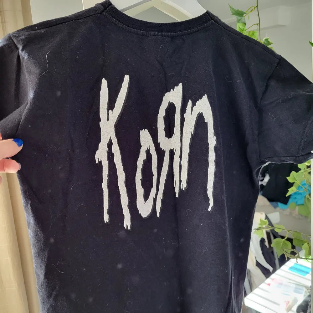 Supercool babytee med Korn både fram och bak! Felfri, passar xs-s. T-shirts.