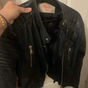 Svart skinnjacka - Chiquelle - Jättesnygg skinnjacka i fint skick🫶🏼 Frakt tillkommer 