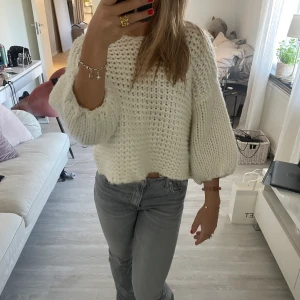 Vit stickad tröja💖 - Superfin vit stickad tröja ifrån Nakd!💓 Säljer där av att jag har många vita tröjor, super snygg passform och inga defekter👍🏼priset kan alltid diskuteras 
