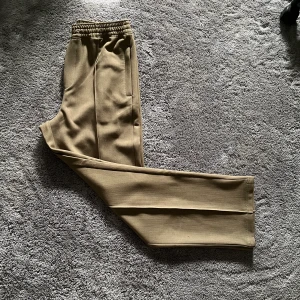 Weekday byxor - Aldrig andvända och är i mycket bra skick. Byxorna har en rak passform. Meddela för intresse!