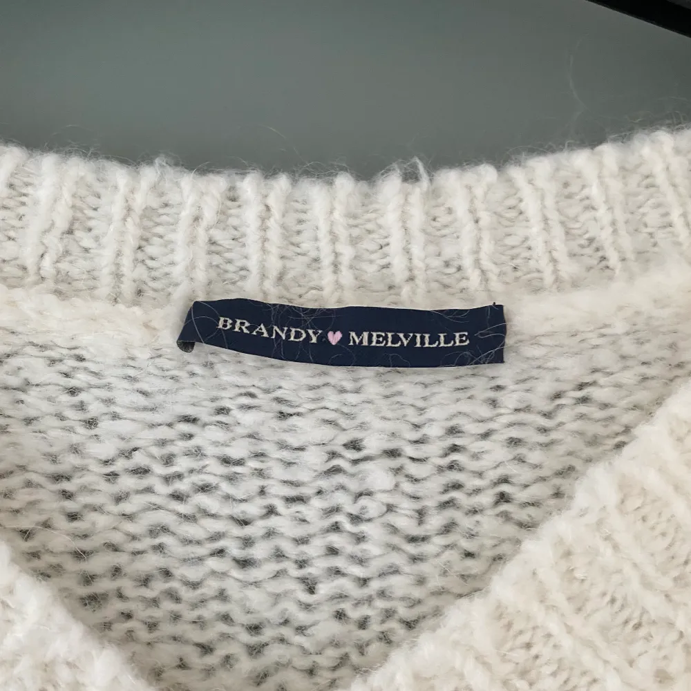 Jätte fin Kabelstickad tröja från Brandy Melville. Använd 1 gång men i jätte bra skick! Köpt i början av 2022. Skriv för mer bilder ❣️❣️(pris kan diskuteras). Stickat.