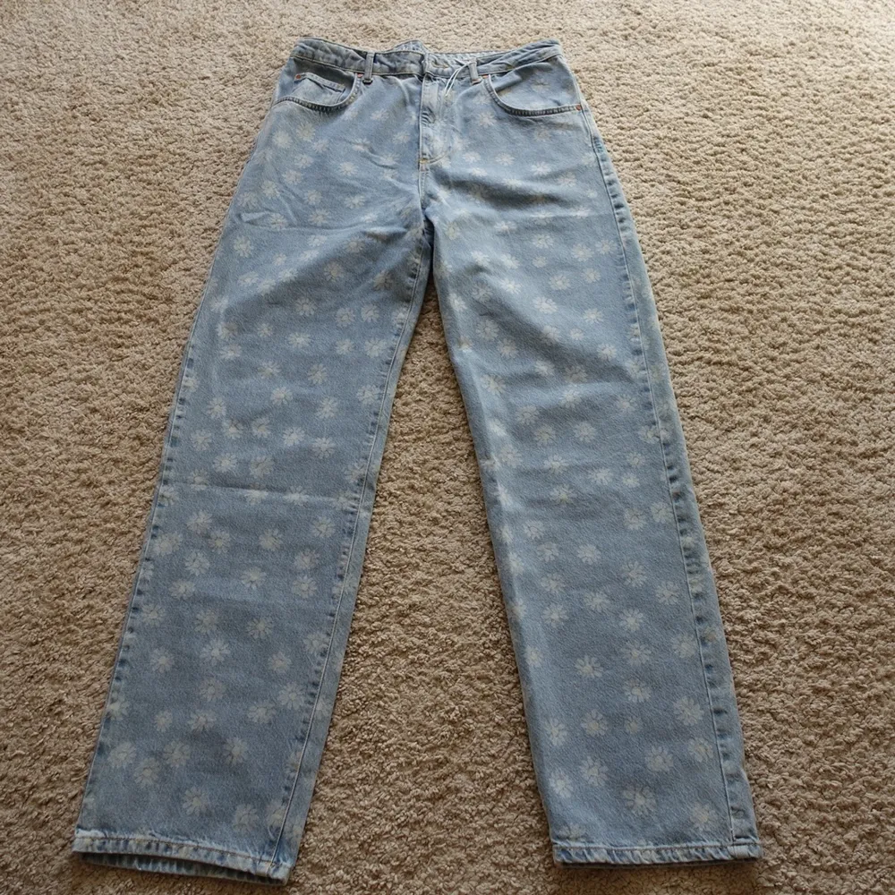 Super fina och skit coolt. Använde ba 1 gång straight jeans Storleken är 32. Jeans & Byxor.