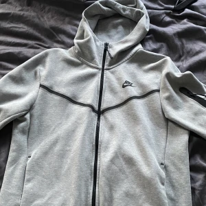 Nike tech fleece  - Skick 8/10 Knappt använd. Köpt för tre månader sen i jd för cirka 2500. Storlek M på både kofta och byxa. Säljer för 1500 men priset kan diskuteras. Byten funkar 