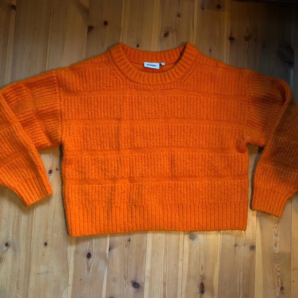 Orange stickad tröja från Weekday i fint skick:) Supermysig/boxy fit! Perfekt nu till vintern💞. Stickat.