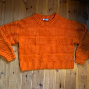 Orange stickad tröja från Weekday i fint skick:) Supermysig/boxy fit! Perfekt nu till vintern💞