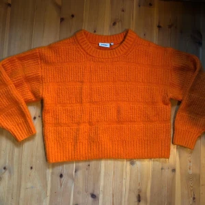 Orange knitwear - Orange stickad tröja från Weekday i fint skick:) Supermysig/boxy fit! Perfekt nu till vintern💞