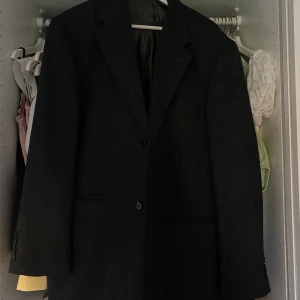 Mörkgrå kavaj - Frakt ingår i pris 🖤 skitsnygg mörkgrå kavaj, väldigt och snyggt oversized på mig som är xs/s 🖤 sparsamt använd!
