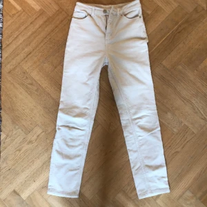 Manchesterbyxor från Monki - Manchester byxor från Monki i storlek 32. Kort passform men supersköna. Köpare står för frakt.