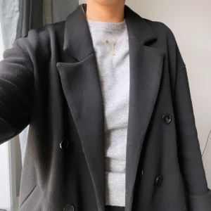 Svart kappa zara - Svart kappa från zara i storlek S! Bra/använt skick därav billigt pris☺️ lagom varm på hösten, hör av dig vid frågor❤️