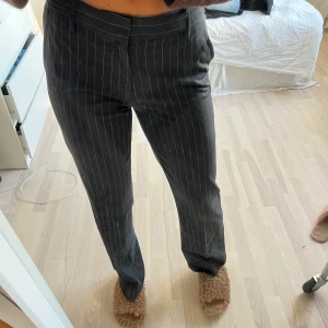 Kostymbyxor  - Svarta vintage kostymbyxor med vita ränder på, dom sitter jättefint, de är midwaist och är i perfekt länge, jag är ungefär 161 cm🫶🏻