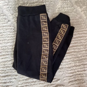 2500 - Fendi tapered joggers womens  Strl 46 It men små i strl passar typ M beroende på hur man vill att de ska sitta Cond 7/10 Nypris 6500kr