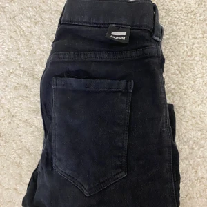 Drdenim jeans - Säljer mina skinny DRdenim jeans för att jag inte använder dom länge, ganska väl använda. Sitter bra i längden på mig som är 168. 