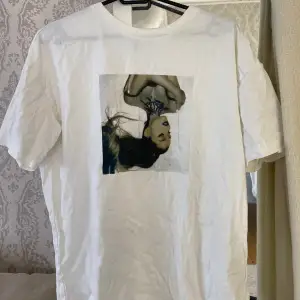 Säljer denna Ariana Grande t-shirt från H&M eftersom jag aldrig använder den längre. Storlek S 