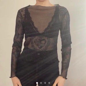Brandy Melville glittrig top - Svart genomskinlig glittrig top   Svår att hitta   Onesize  Pris kan diskuteras☺️
