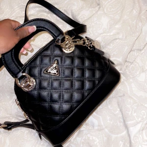 Guessväska - Guessväska i nyskick. Använd 2-3 gånger varsamt. Dustbag följer med. Köpt för 1500kr kvitto finns