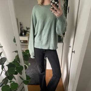 Stickat - Snygg blå/grön stickad tröja ifrån HM. Dåligt struken på bilden men är i bra skick och använd bara ett fåtal gånger. Köpt förra året. 