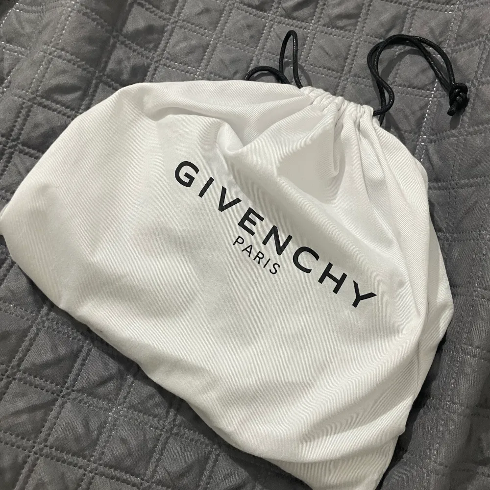 Wallet on chian väska från givenchy,  Kvitto finns  Säljer den för 4500 den är i bra skick.  Pris kan diskuteras . Väskor.