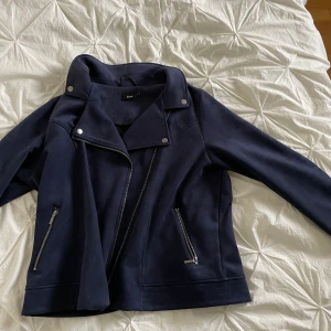 Mocka jacka  - Säljer denna marinblåa mockajackan💓 Nyskick 💓 Köparen står för frakt 💓