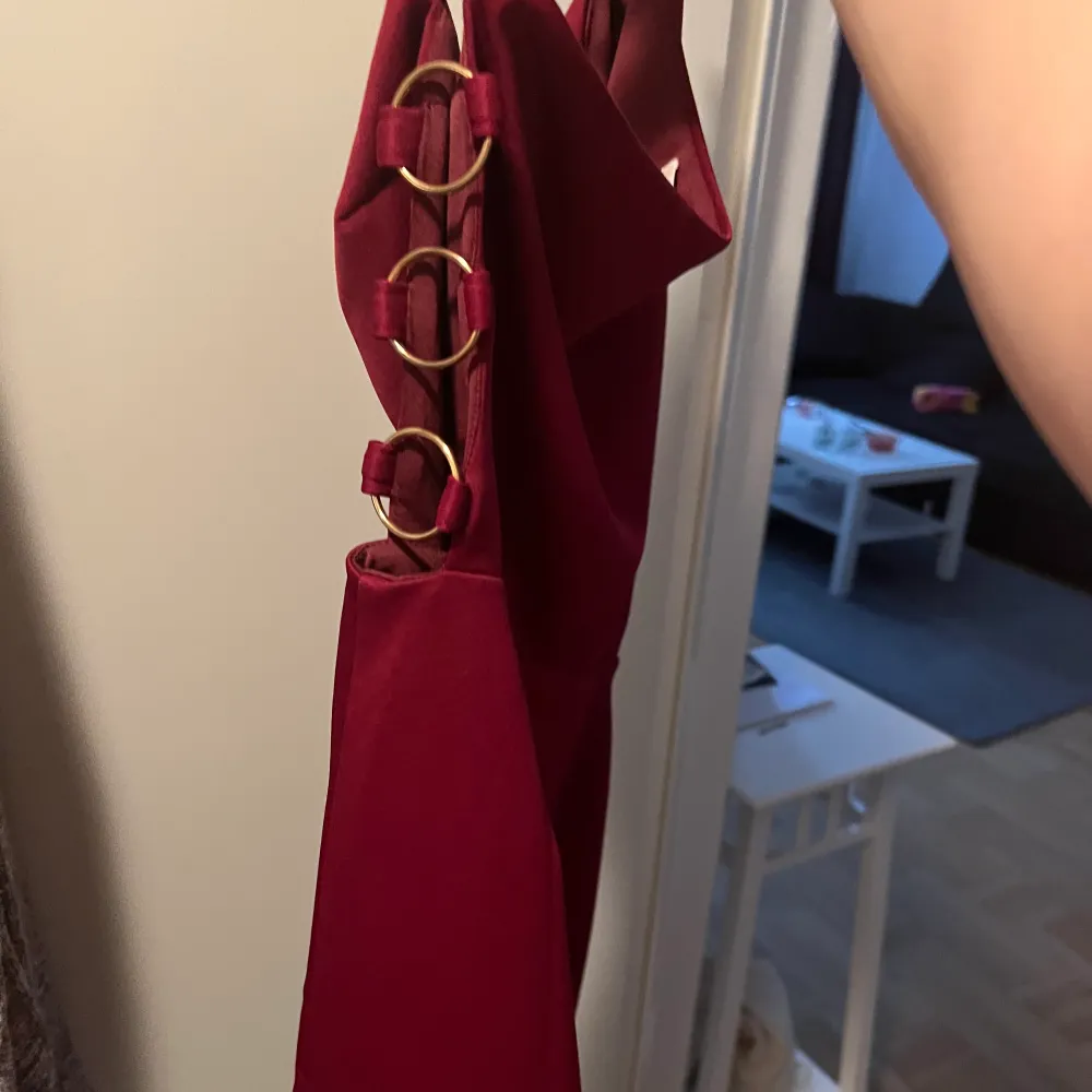 Vinröd festklänning köpt från nelly.com, använd endast två gånger.. Klänningar.