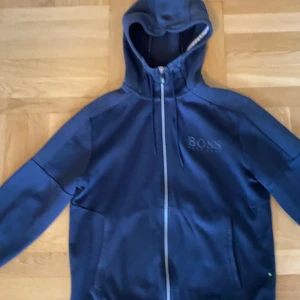 HugoBoss kofta  - Säljer mig hugoboss kofta i storlek M, kontakta mig vid frågor och funderingar:)