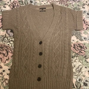 Massimo dutti - En kofta som är lång, aldrig använd men köpt second hand. Grå brun.