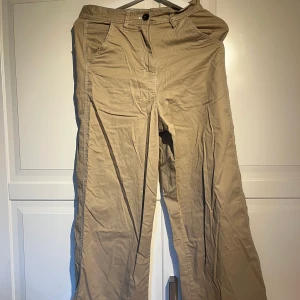 Beige/bruna byxor från ginatricot  - Byxor från ginatricot  Köpt för ca ett år sedan Pris: 80kr + frakt