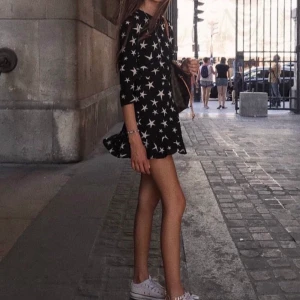 Realisation Par Klänning - Drömmig klänning från Realisation Par. Kort med öppen rygg. 100% silke. Perfekt skick. Alla bilder är mina, så det är exakt klänningen på bilderna. Nypris ca 2000kr + tull (amerikanskt märke). Mitt pris ca 850kr. 