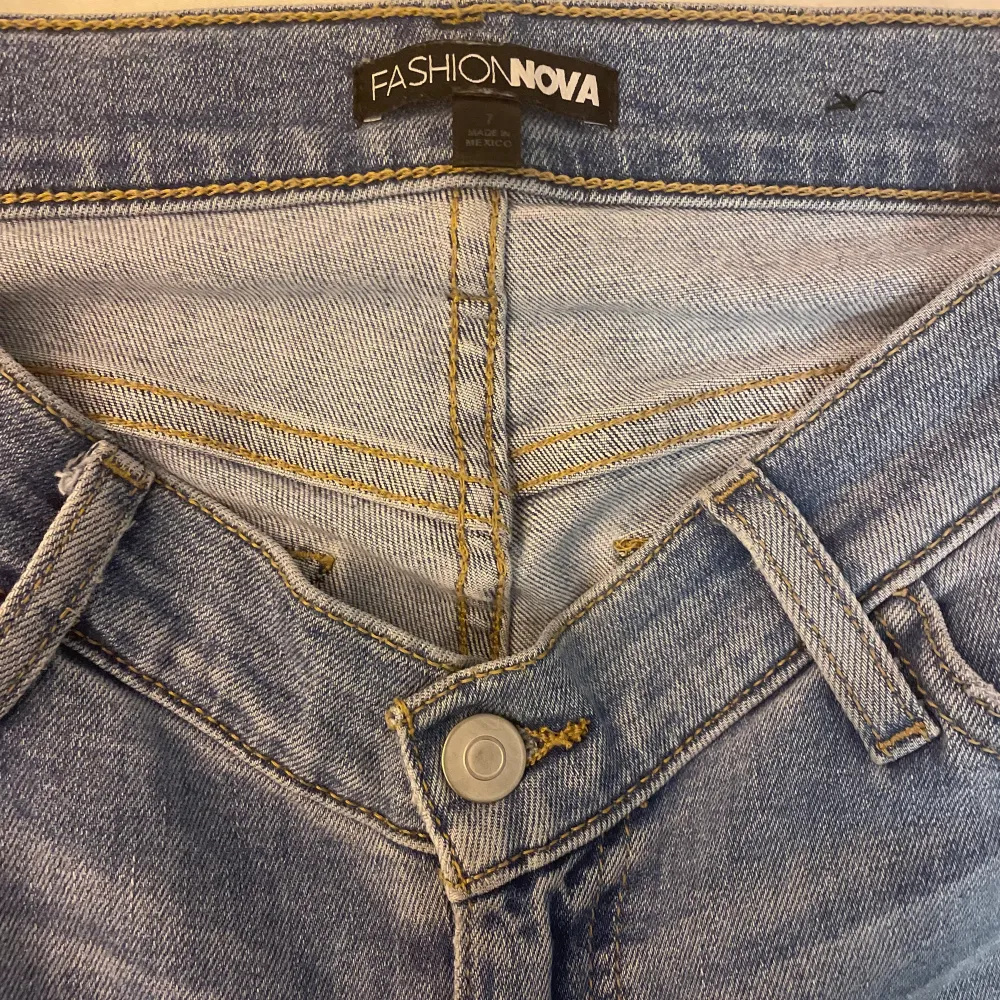 Säljer dessa populära V midjade jeansen från Fashion Nova! De är använda max två gånger. Skriv om ni har fler frågor! . Jeans & Byxor.